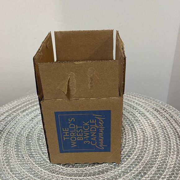 BBW Strawberry Snowflake 3 Wick Scented Candle NWT - Picture 4 of 4